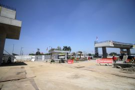 Pemasangan gelagar jalan layang Aloha Sidoarjo dilakukan malam hari