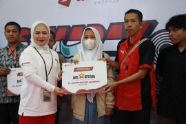 SiCepat Ekspres salurkan beasiswa bagi anak karyawan