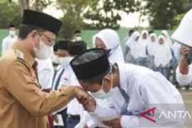 Pemkab Bangka Tengah salurkan bantuan peralatan sekolah