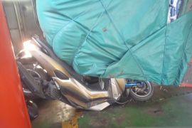 Sebuah truk dalam kapal penyeberangan roboh timpa 6 sepeda motor