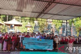 Mahasiswa lintas agama di Buleleng belajar keberagaman di pura moderasi