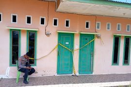 Seorang wanita muda ditemukan tewas di kamar kosnya dengan leher terlilit kabel