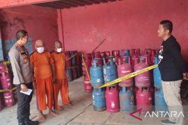 Polisi Karawang tangkap 4 orang yang diduga pelaku penyalahgunaan elpiji bersubsidi