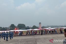 Aksi terjun payung anggota Lanud ATS  tutup Festival Merah putih di Bogor