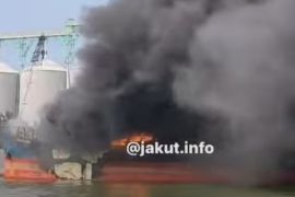 Kebakaran melanda sebuah kapal di Pelabuhan Sunda Kelapa