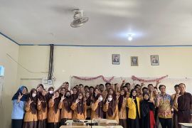 Dosen ULM latih teknik debat pelajar SMAN 2 Banjarmasin