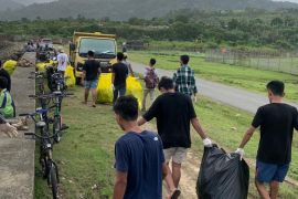 Komunitas The Mulung kumpulkan sampah 44 kantong di Pantai Laha Ambon