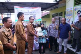 Lawan Inflasi, Pj Wako payakumbuh serahkan cadangan beras di Kelurahan Sapaku