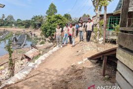 Sekda HSU tindak lanjuti jalan longsor di Desa Patarikan HSU