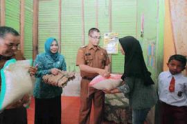 Wako Rida Ananda serahkan donasi GEBU Dinas Pendidikan untuk warga miskin