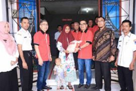 Pj Wako Payakumbuh bersama HBT salurkan Bansos untuk keluarga kurang mampu