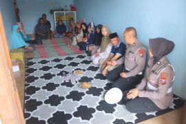 Polres Mojokerto  beri santunan keluarga korban kecelakaan karnaval di Pacet