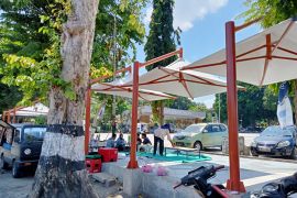 Puluhan PKL Sangkareang Mataram dapat bantuan gerobak