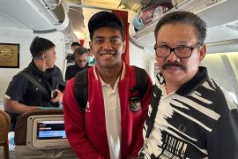 Catatan Ilham Bintang -Jumpa Jeam Kelly Sroyer dalam penerbangan Bangkok - Jakarta