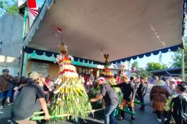 Merawat tradisi sedekah bumi di kota metropolitan