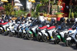 Bali sosialisasi bebas polusi lewat tur kendaraan listrik