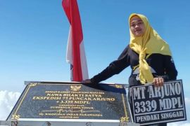 Prasasti Nawa Bhakti Satya di puncak Gunung Arjuno jadi spot foto favorit pendaki