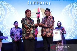 Bupati Fauzi dinobatkan sebagai tokoh penggerak kendaraan listrik