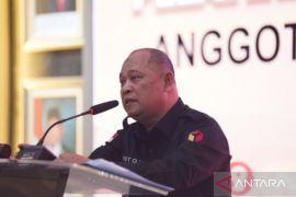 Jajaran Bawaslu diingatkan tak ragu copot APK yang langgar aturan