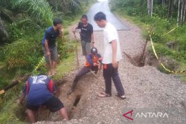 Diguyur hujan deras, tiga jembatan di Aceh Tamiang amblas
