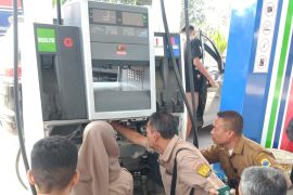 Disperindag Lebak dan Kemendag tera ulang alat ukur milik pedagang-SPBU