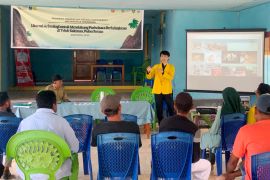 Mahasiswa UI literasi arkeologi ke pelaku ekonomi Desa Sawai Malteng