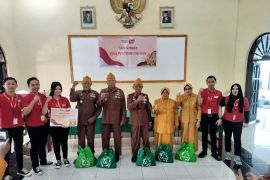 Alfamart bagikan paket sembako untuk veteran Sidoarjo