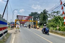 Jembatan Paringin kembali dipasang portal