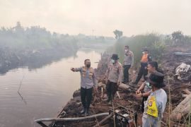 Polresta Palangka Raya bantu padamkan karhutla di Petuk Katimpun