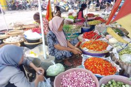 Harga bawang merah di Pasar Kebon Roek Mataram turun