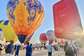 Langit Cappadocia diwarnai dengan balon paling menarik di dunia