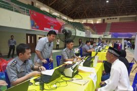 Ratusan masyarakat Perawang ikuti layanan "eazy paspor" bersama Fajar BS Lase