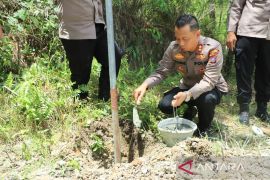 AKBP Yogie Hardiman pasang rambu peringatan di lokasi jatuhnya Raheliva Malau