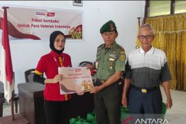 Alfamart-Yeo's berikan paket sembako ke veteran di Manado