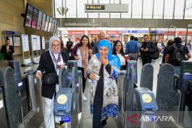 Gubernur Khofifah jajal MRT "Elizabeth Line" untuk diterapkan di Jatim