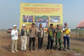 Gubernur Sahbirin Noor, pimpin pembasahan lahan di kawasan Bandara Syamsudin Noor