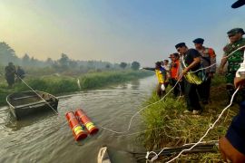 Governor Sahbirin Noor leads dampening peatland area of Syamsudin Noor Airport