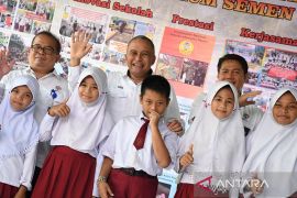 Semen Padang serahkan TJSL Rp850 juta untuk pengembangan pendidikan