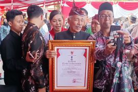 Khofifah anugerahi penghargaan untuk legenda ludruk Cak Kartolo