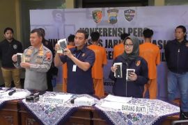 Empat tersangka jaringan peretas ponsel modus APK diringkus polisi