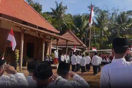 Semangat pengibar bendera disabilitas dan santri ikuti upacara 17an - Video