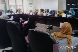 Puluhan pedagang asongan sampaikan aspirasi ke DPRD Maluku