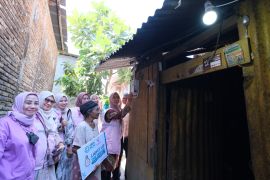 Srikandi PLN menyalakan listrik warga prasejahtera di Sulsel