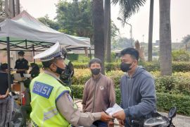 Jakbar lakukan razia emisi kendaraan di depan Taman Anggrek