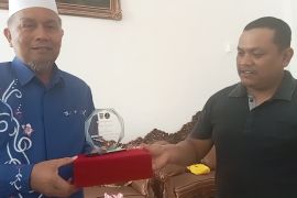 Eks karyawan PT Inkud Agritama berikan plakat penghargaan ke Bupati Pasaman Barat atas usaha penyelesaian masalah gaji