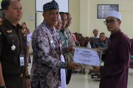 Pemkab Tanah Laut serahkan beasiswa bidang agama periode 2023