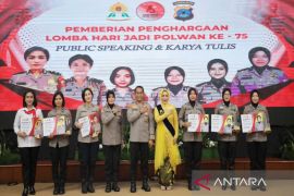 Kapolda Kalsel minta Polwan terus tunjukkan prestasi