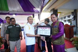 Gubernur Syamsuar serahkan alat pemadam karhutla di Inhu dan Inhil