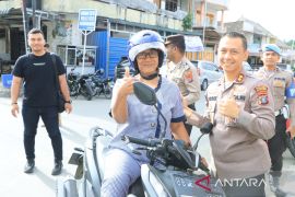 Tingkatkan kesadaran pengguna jalan, AKBP Yogie Hardiman bagikan helm gratis