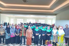 Sebanyak 78 siswa sekolah lansia di Lombok Tengah diwisuda
